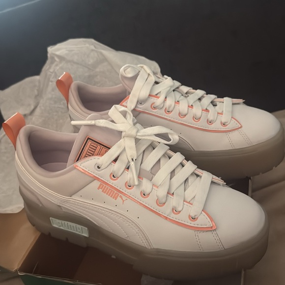 Worn 1x
Puma White Sneakers with Platform Sole and Minimalist Design - Picture 3 of 4